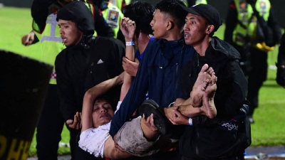 Tragedia en el f&uacute;tbol de Indonesia: al menos 125 muertos y 300 heridos en una estampida