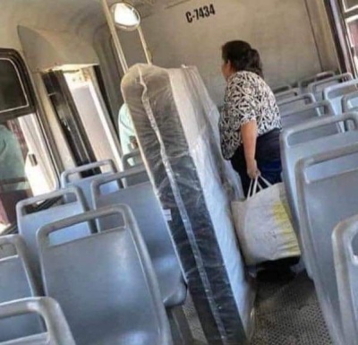 La criticaron por viajar en el bondi con un colch&oacute;n