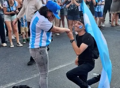 Un joven le pidi&oacute; casamiento a su novia en medio de los festejos argentinos en el Obelisco