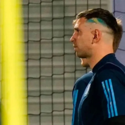 "Dibu" Mart&iacute;nez estren&oacute; un nuevo corte de pelo