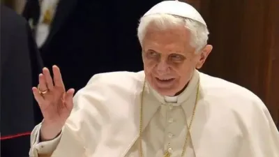 Habilitaron que turistas y creyentes puedan visitar la tumba de Joseph Ratzinger