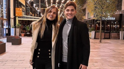 No hay tal crisis: Juli&aacute;n &Aacute;lvarez y su novia juntos recibiendo el a&ntilde;o