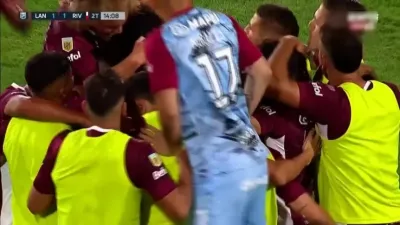 River le gan&oacute; a Lan&uacute;s con pol&eacute;mica