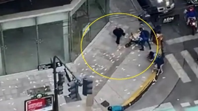 Quisieron robarle 7 millones de pesos y los billetes volaron por el aire