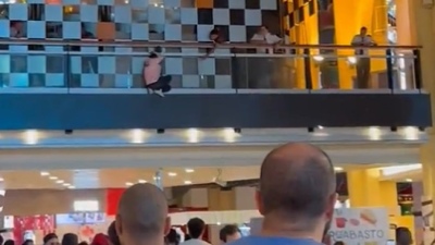 Una persona se quiso suicidar en el Abasto: el video