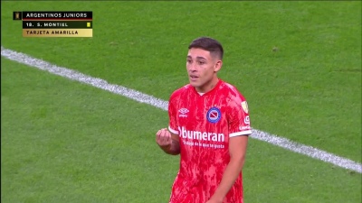 Ins&oacute;lita jugada: le dio un pase a su arquero con la cabeza y el &aacute;rbitro cobr&oacute; falta, &iquest;por qu&eacute;?