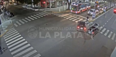 Video del impresionante choque en La Plata: un peat&oacute;n se salv&oacute; de milagro