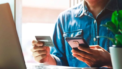 Fingi&oacute; ser su difunta madre para robarle miles de euros a su padre