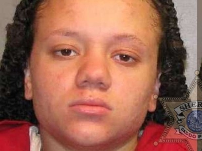 Su abuelo le pidi&oacute; que se ba&ntilde;ara, ella lo apu&ntilde;al&oacute; en la cara