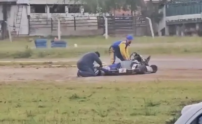 Terrible video: un piloto de karting desmay&oacute; a golpes a otro en medio de una carrera