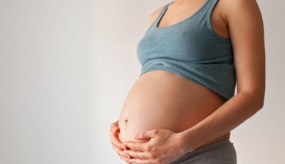 Le dol&iacute;a la panza, descubri&oacute; que estaba embarazada de 23 semanas