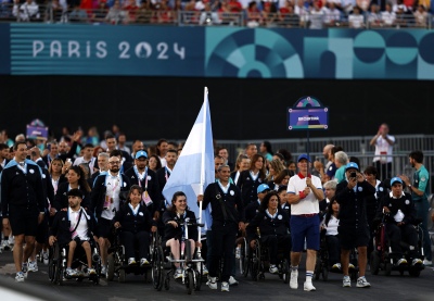 Delegaci&oacute;n argentina desfila en la apertura de los Juegos Paral&iacute;mpicos Par&iacute;s 2024