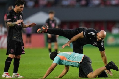 Error inesperado del guardaespaldas de Messi con un fan&aacute;tico