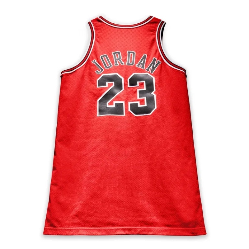 Subastan una camiseta de Michael Jordan y podría romper el récord de la de Maradona