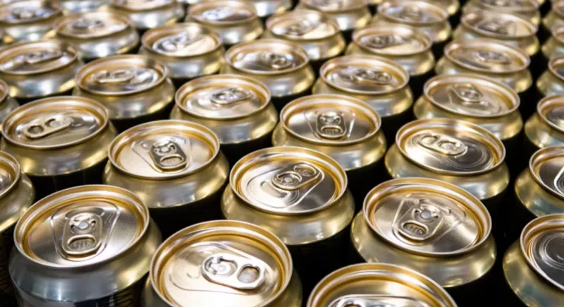 Intentaban robar 108 latas de cerveza de una distribuidora, pero los atrapó la policía