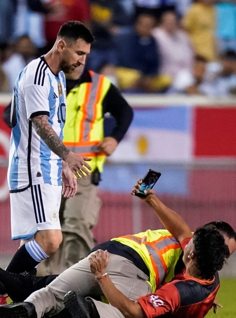 Locura de los hinchas por Messi: tres invadieron el campo de juego