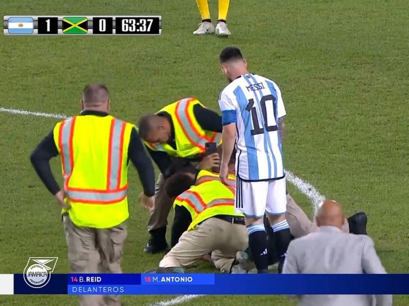 Locura de los hinchas por Messi: tres invadieron el campo de juego