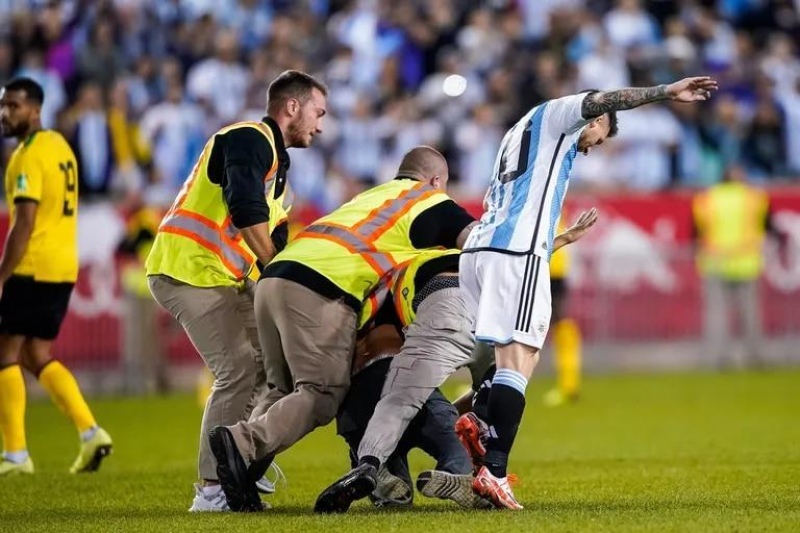 Locura de los hinchas por Messi: tres invadieron el campo de juego