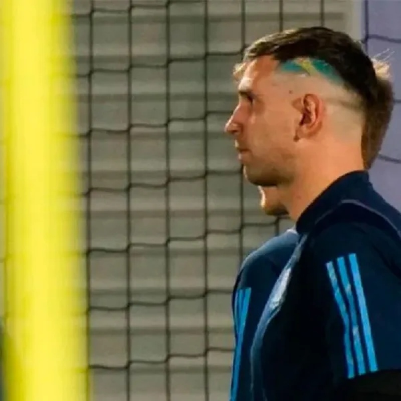 ”Dibu” Martínez estrenó un nuevo corte de pelo