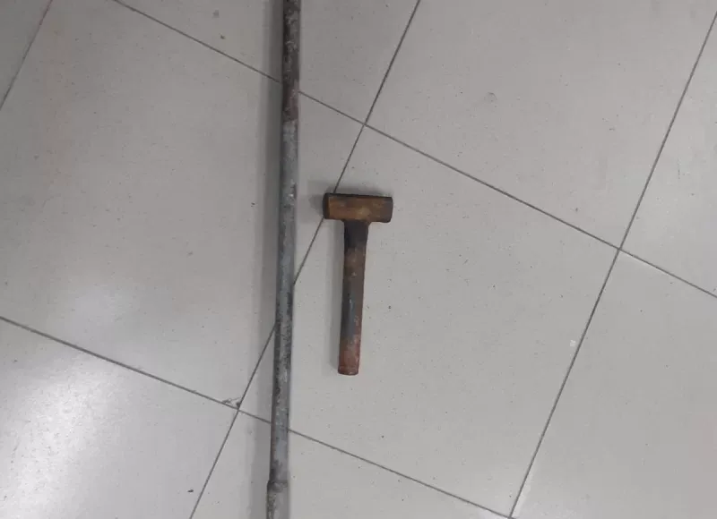 Un penitenciario amenazó de muerte a su pareja con un martillo y quedó detenido