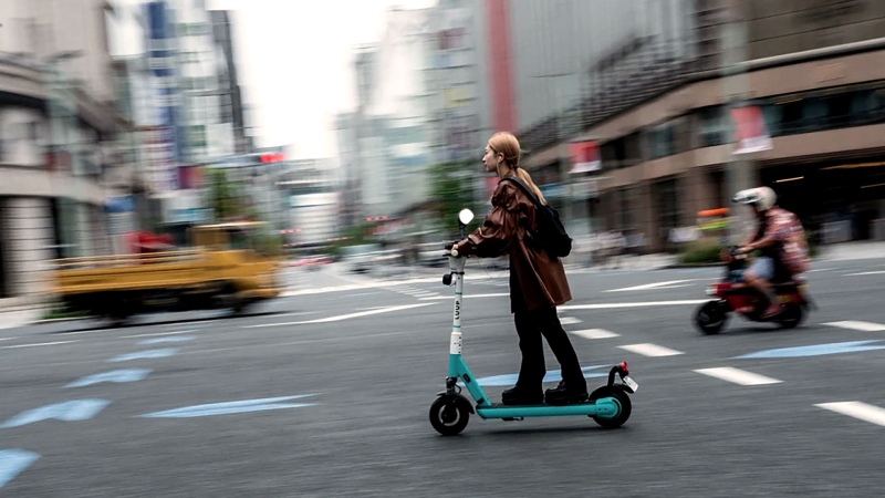 Convocan a una consulta popular en París por el uso del monopatín eléctrico