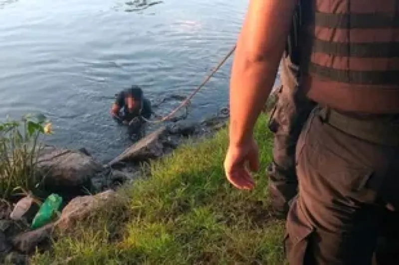 Se tiró al riachuelo para escapar de los policías y tragó agua contaminada