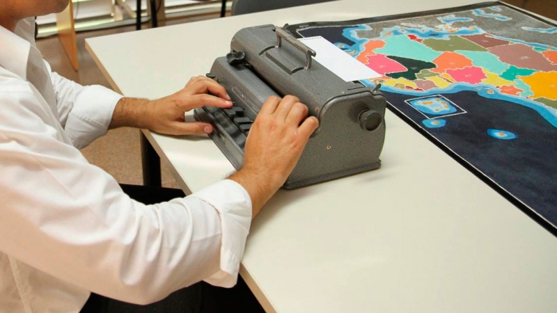 Se repartieron 60 máquinas de escribir Braille para niños de todo el país