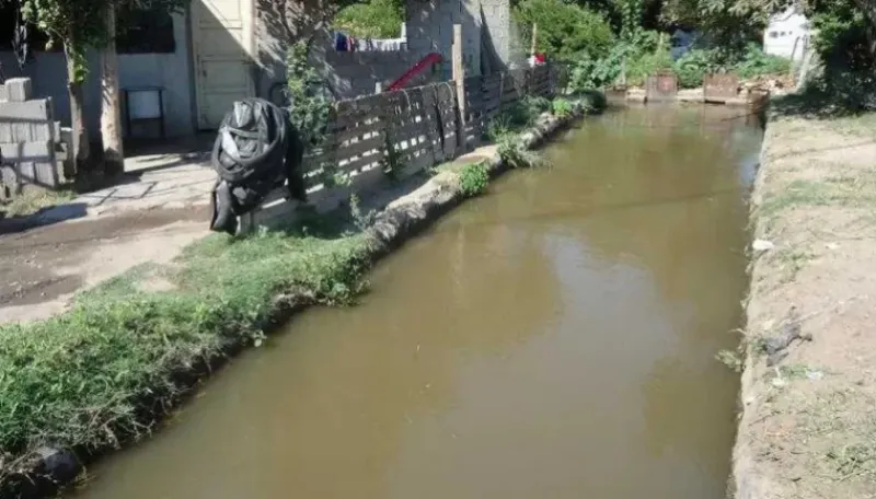 Un bebe de 10 meses se cayó a un canal de riego y murió ahogado