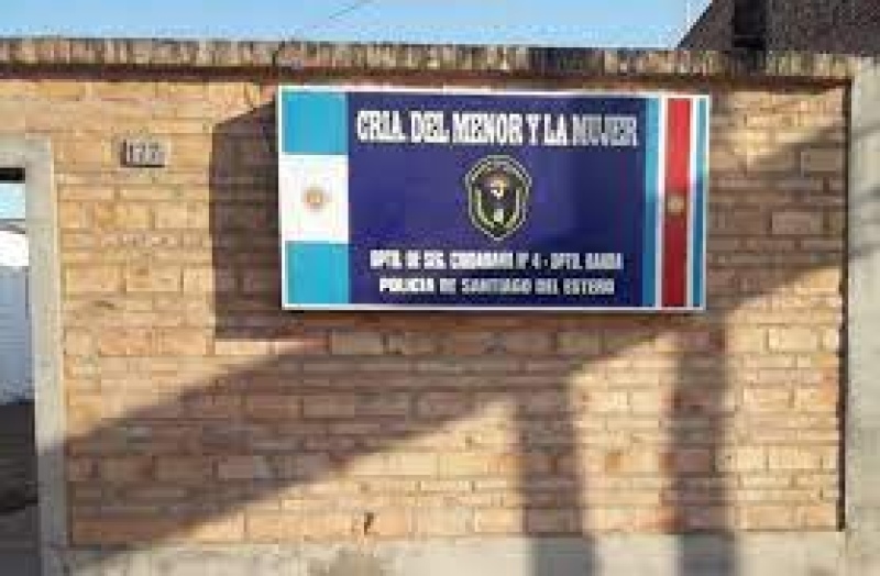 Un policía golpeó y asfixió a su pareja porque ella le pidió plata para comprar pañales