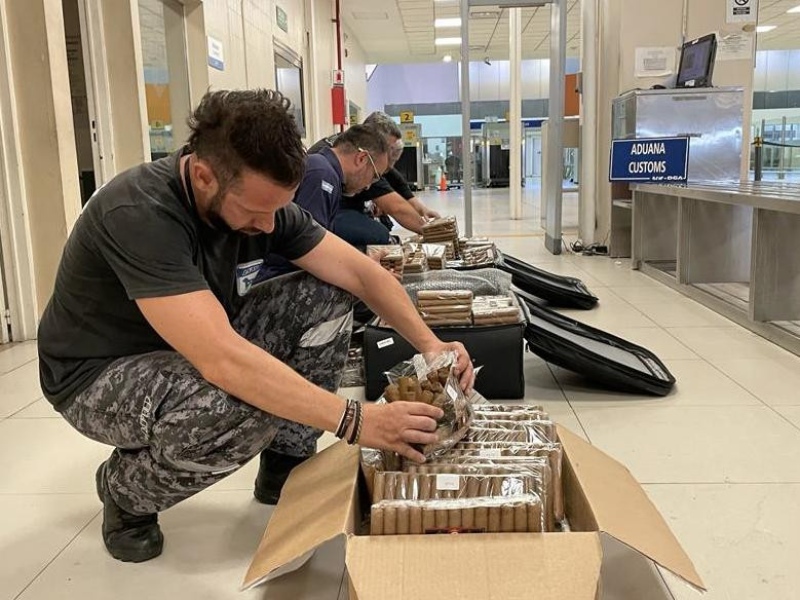 Detuvieron a un pasajero que quiso ingresar al país más de 4 mil habanos en su equipaje
