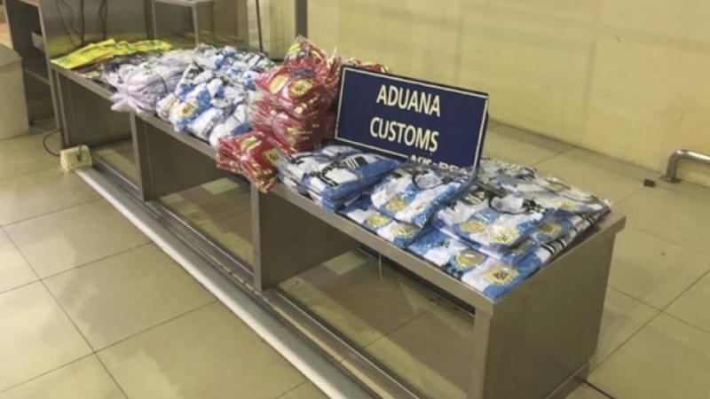 Aduana secuestró 302 camisetas de fútbol de un pasajero de Perú