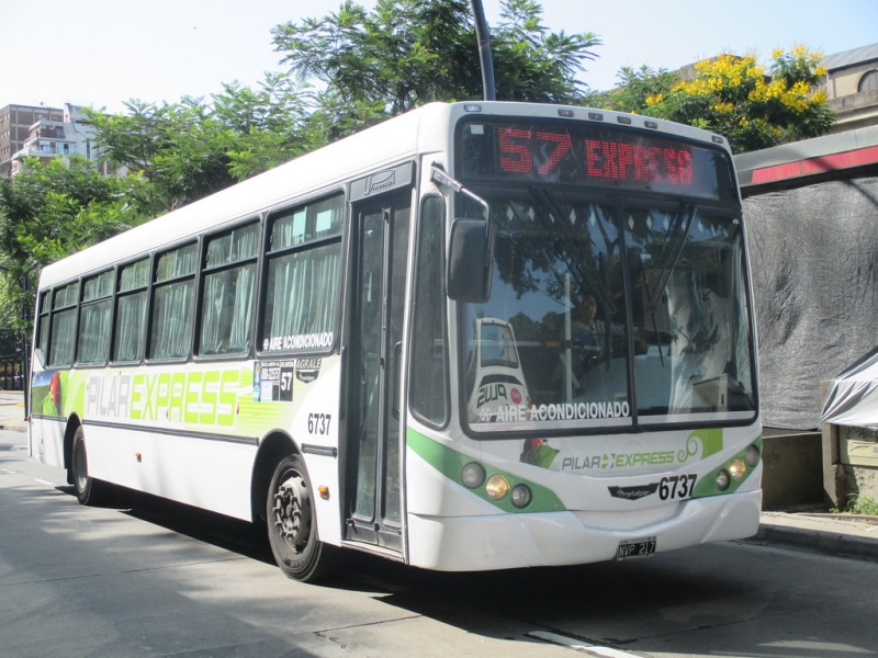 Un colectivo de la línea 57 fue atacado a piedrazos para robarlo
