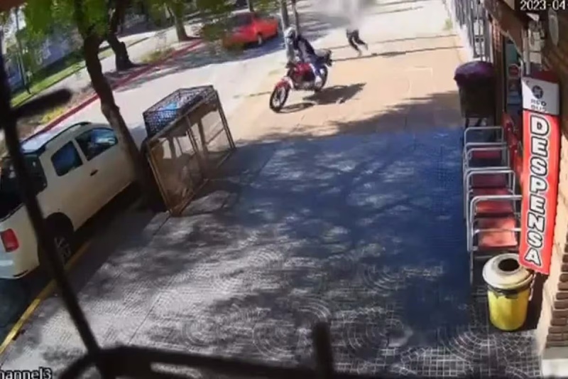 Un motochorro robó un celular, chocó y la víctima lo recuperó: el video