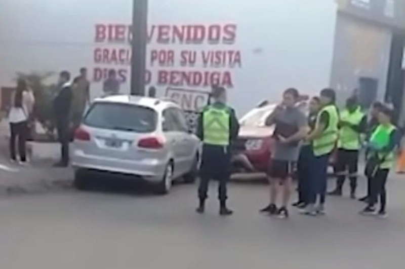 Estacionó el auto en una pendiente, no pusó el freno de mano y mató a una persona