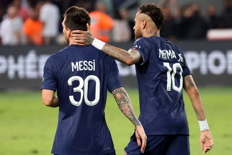 Los hinchas del PSG protestaron y pidieron la salida de Messi y Neymar