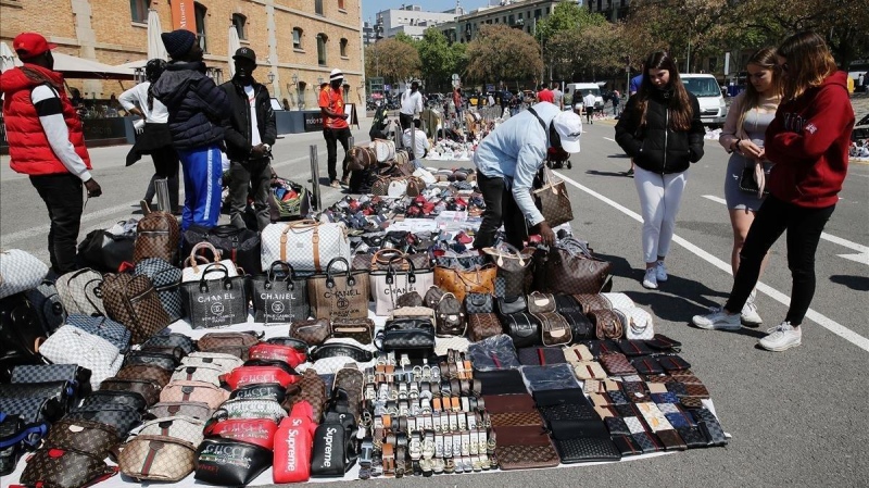 Crece el número de manteros: ¿Cuáles son los barrios con más ventas?