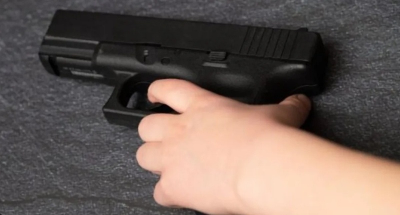 Un nene encontró un arma en su casa y casi mata a un vecino