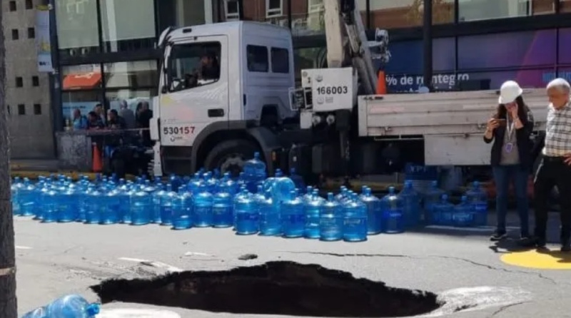 Corte en el tránsito: un enorme pozo obligó al cierre de la Avenida Córdoba